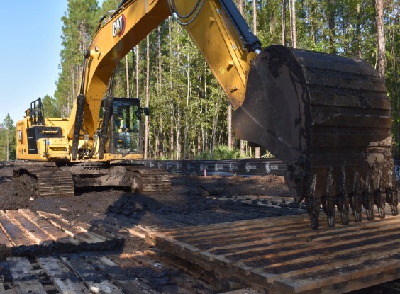 Excavator grabbing dirt